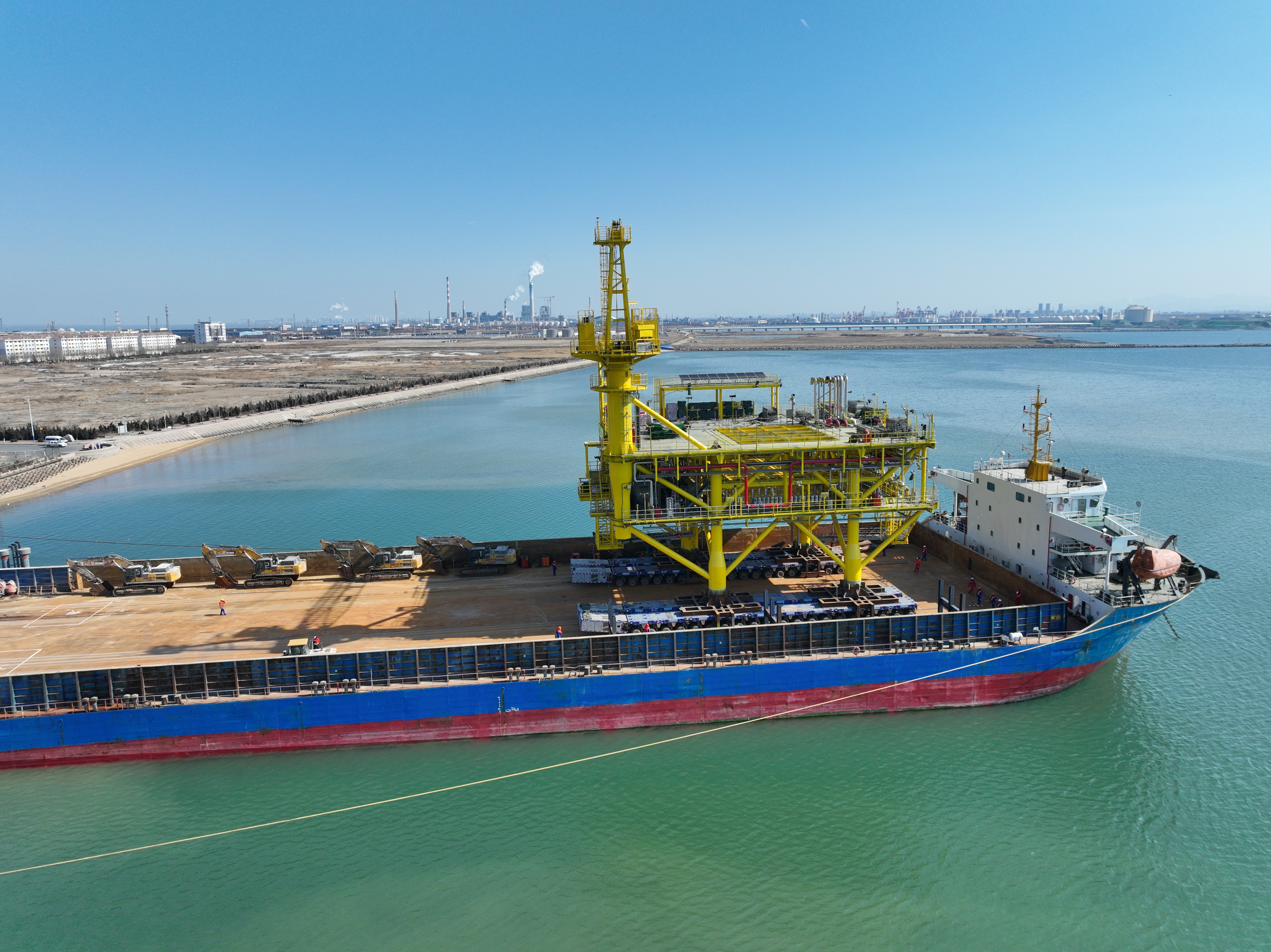 洛克石油涠洲10-3油田西区井口平台完成陆上制作最先装船