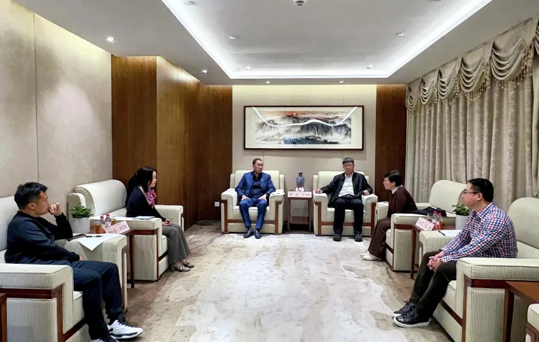 滕磊与中林时代控股有限公司党委书记、董事长、总司理姜圣波举行事情座谈
